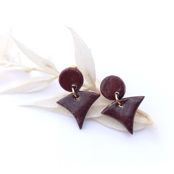 Bruin porseleinparels aan vermeil goud oorstekers