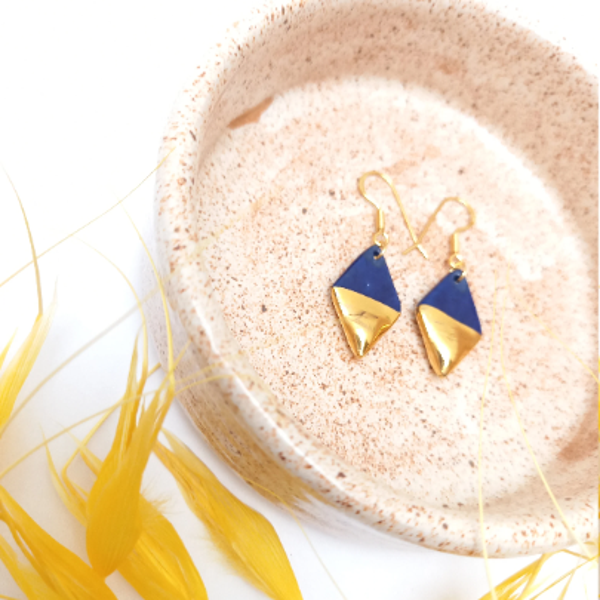 Blauw gouden ruitvormige porselein keramiek oorbellen - RVS goud
