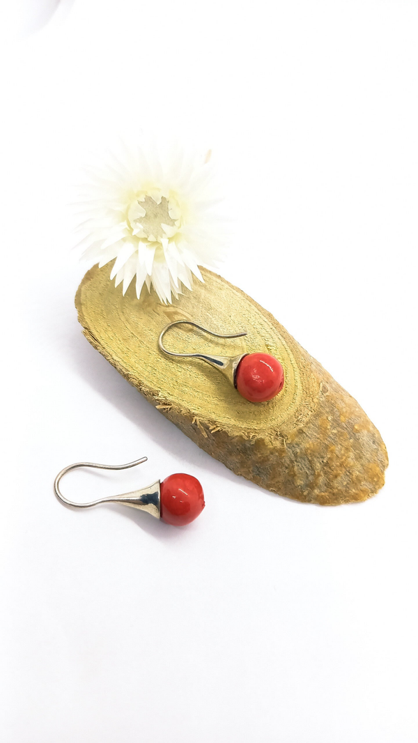 Rode oorbel: zilver (AG 925 oorbel met handgemaakt rode keramiekparel