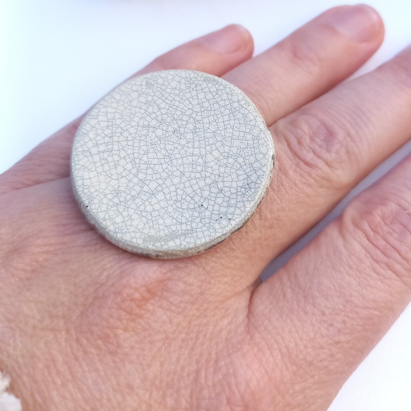 Ronde platte schijf wit beige ring : Witte craclé raku verstelbare ring nieuw