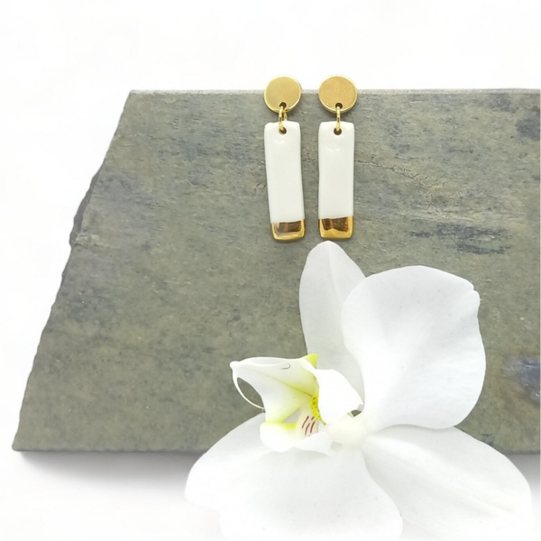 Witte porseleinparel - RVS goud oorsteker