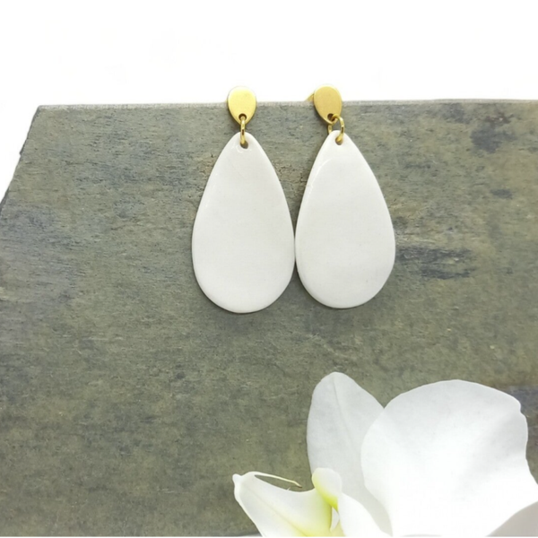 Porselein wit druppelvormige oorhangers aan RVS gouden oorsteker
