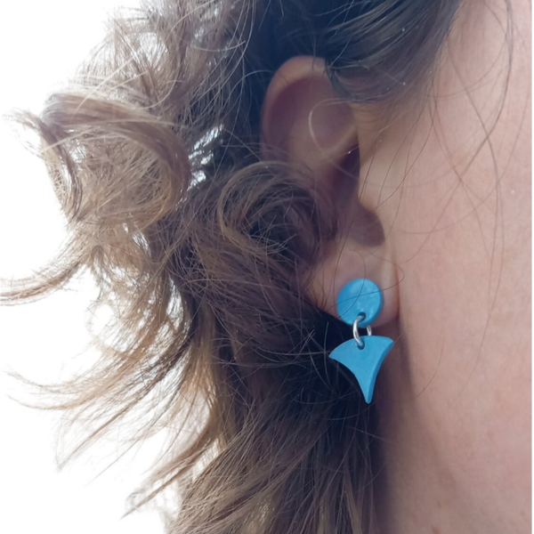 Turquoise blauwe porseleinparels aan echt zilveren oorstekers