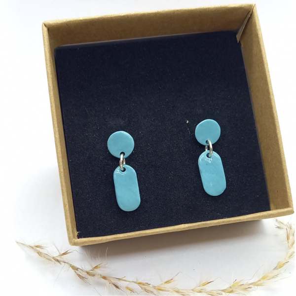 Turquoise muntgroene porseleinparels aan echt zilveren oorstekers