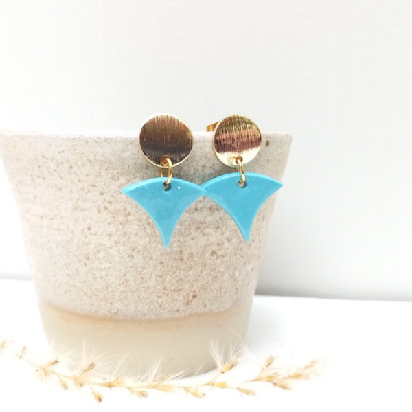 Turquoise muntgroene porseleinparels aan stainless steel gouden oorstekers