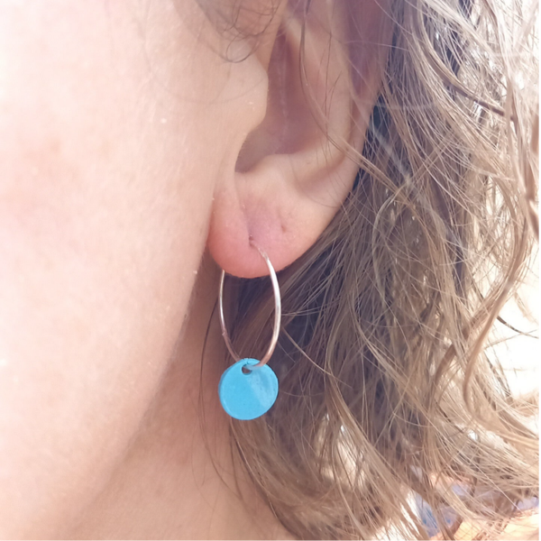 Zilveren creool oorbel met licht blauwe handgemaakte porselein parels