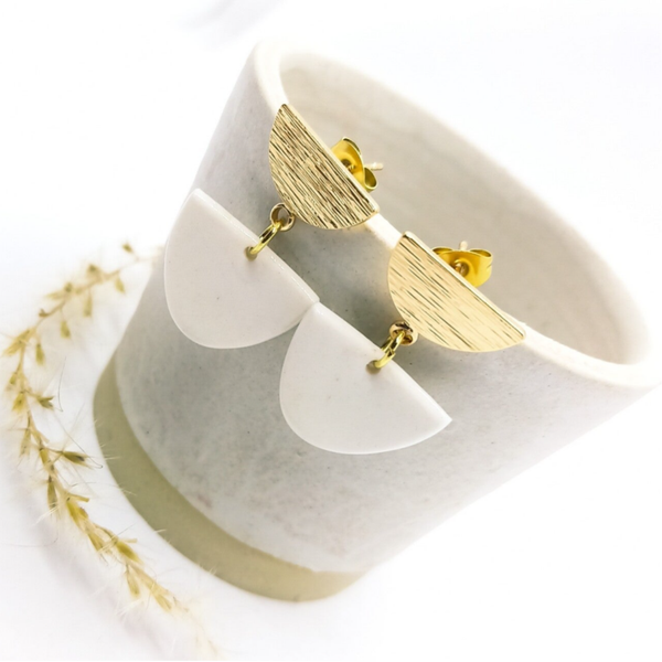 Gouden halve maan oorbellen met witte porseleinparel - RVS goud