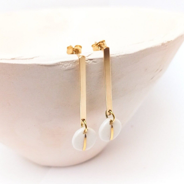 Gouden oorbellen met wit gouden porseleinparel - vermeil goud