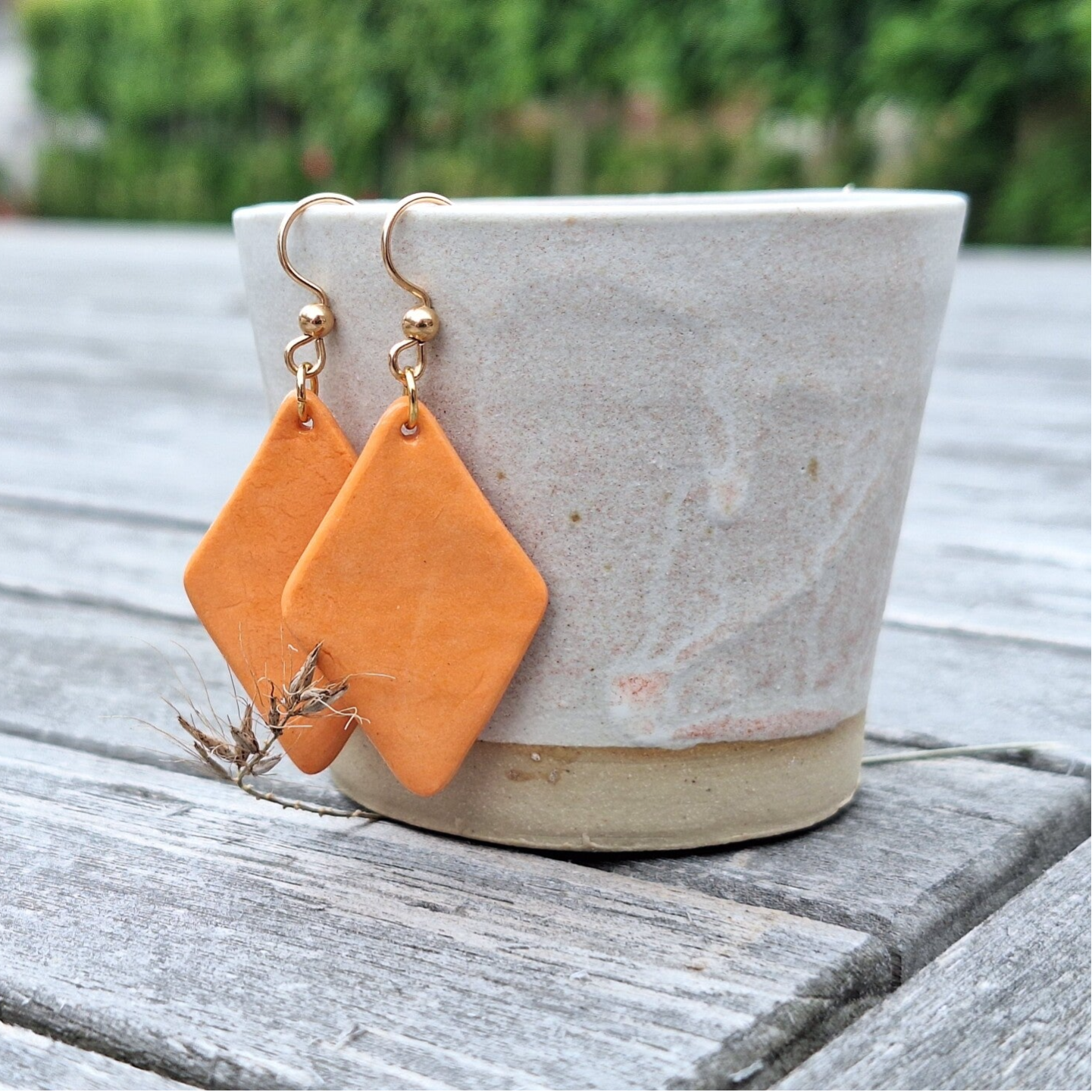 Pastel oranje ruiten porseleinparel - RVS goud oorhanger