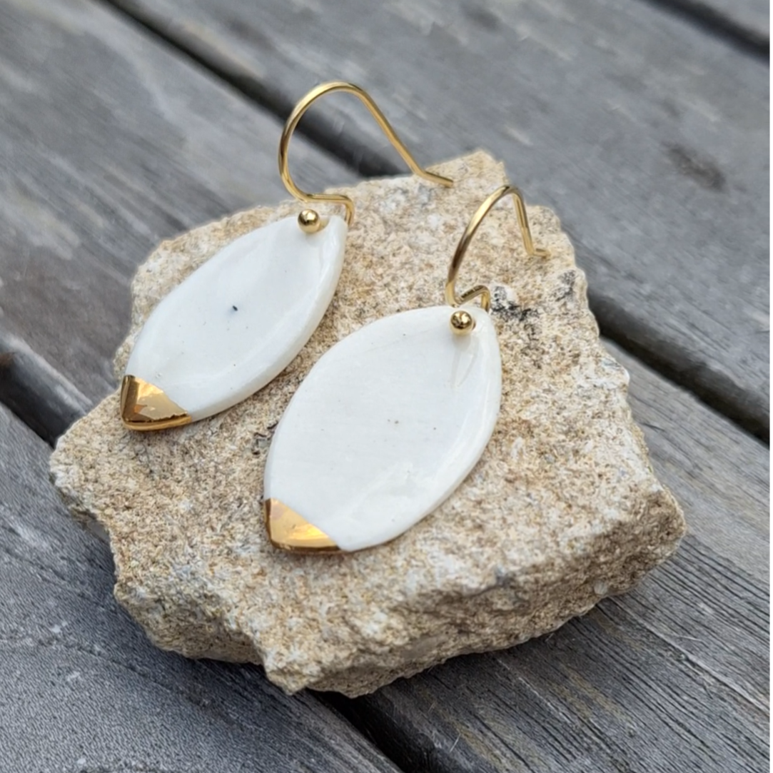 Gouden oorbellen met wit gouden porseleinparel - vermeil goud