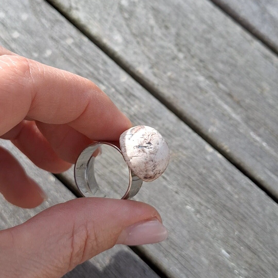 Gemarmerd witte ronde verstelbare ring