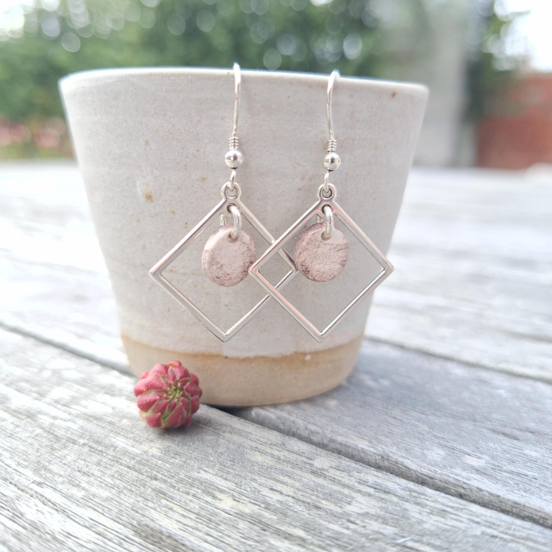 Gemarmerd witte  porseleinparel - stainless steel gouden oorhangers