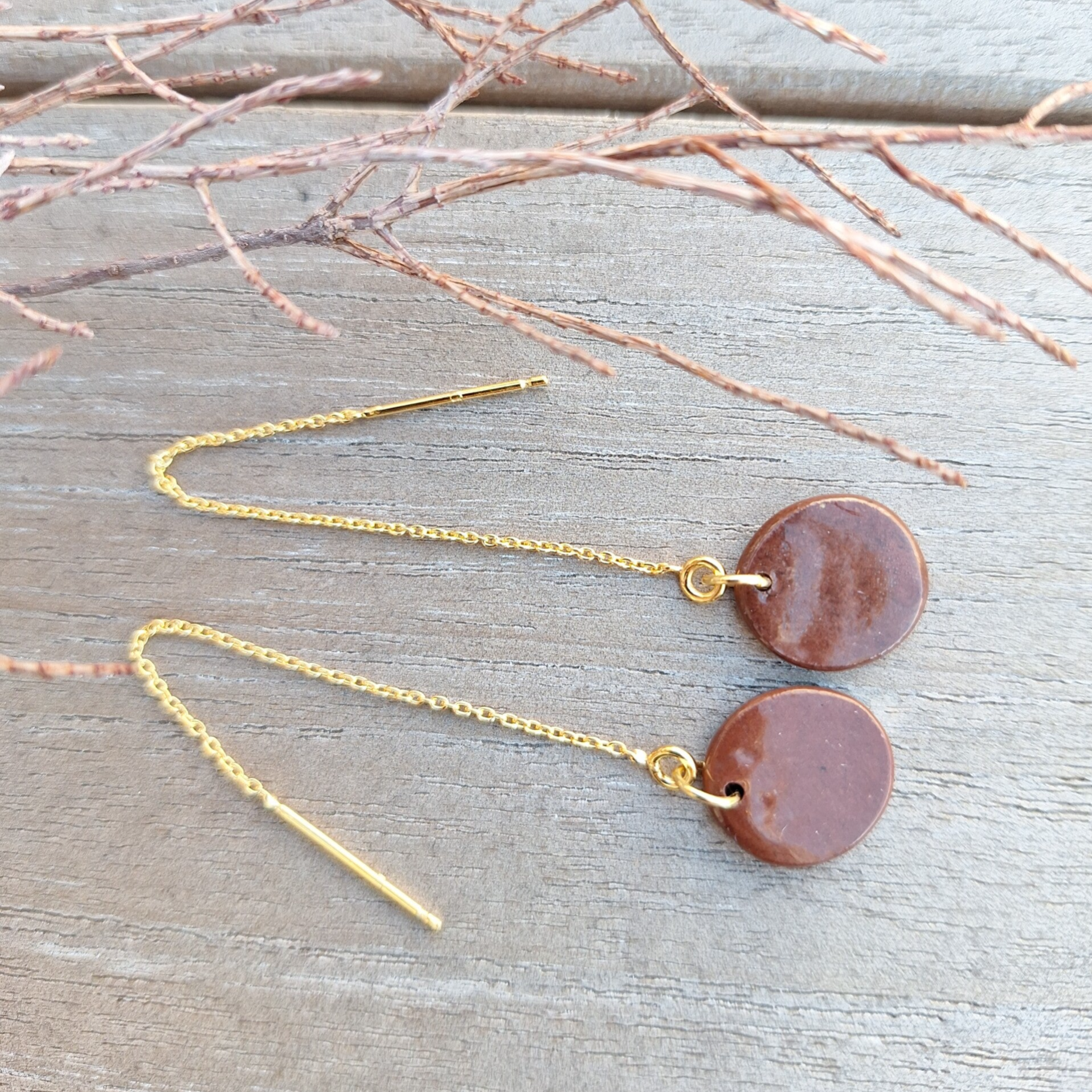 Bruine ronde parel - vermeil goud - kettingoorbel