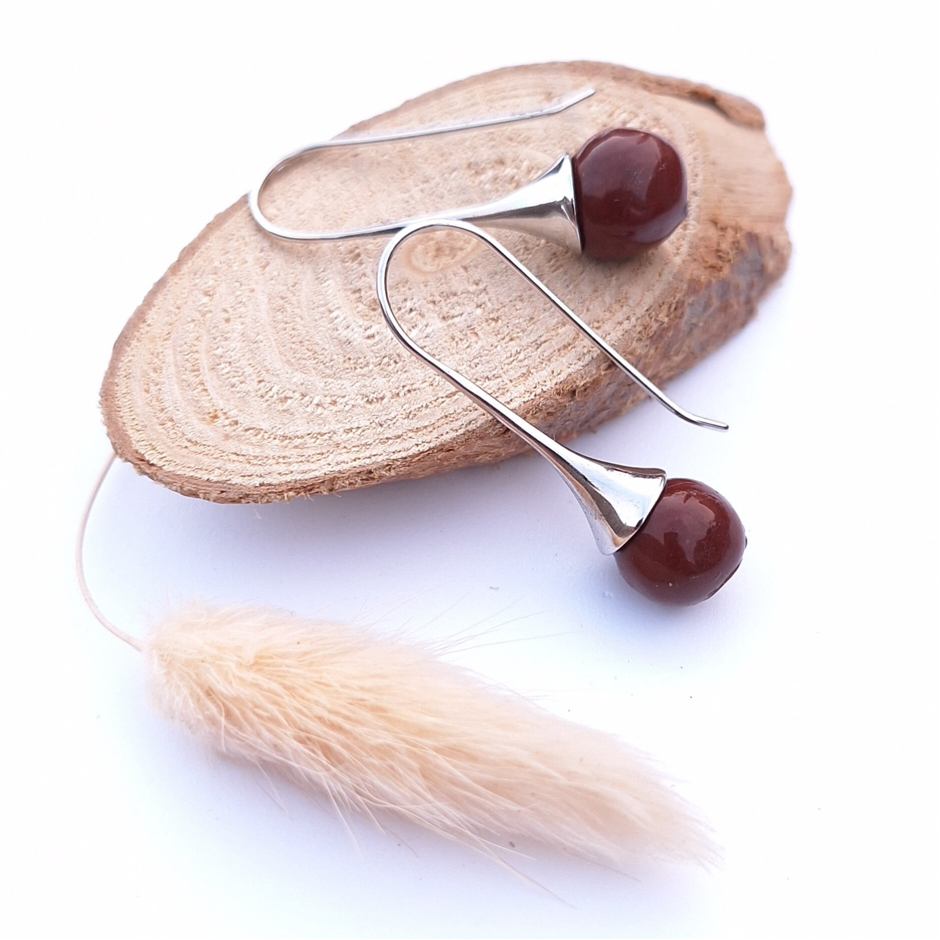 Bruine porseleinparel - zilver (AG925) druppelvormige oorhanger