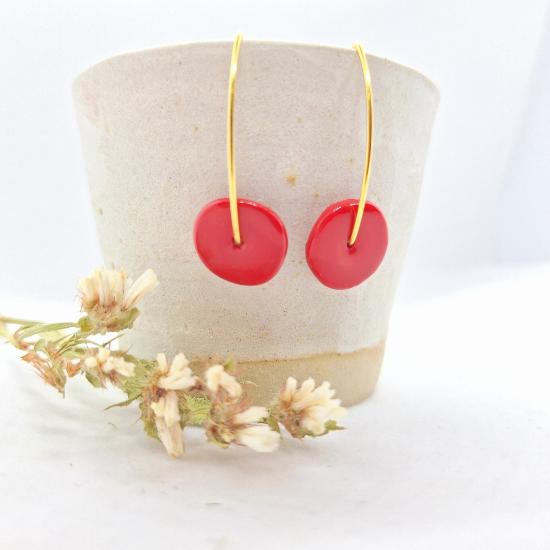 Rode ronde parels - vermeil gouden lange porseleinoorbellen