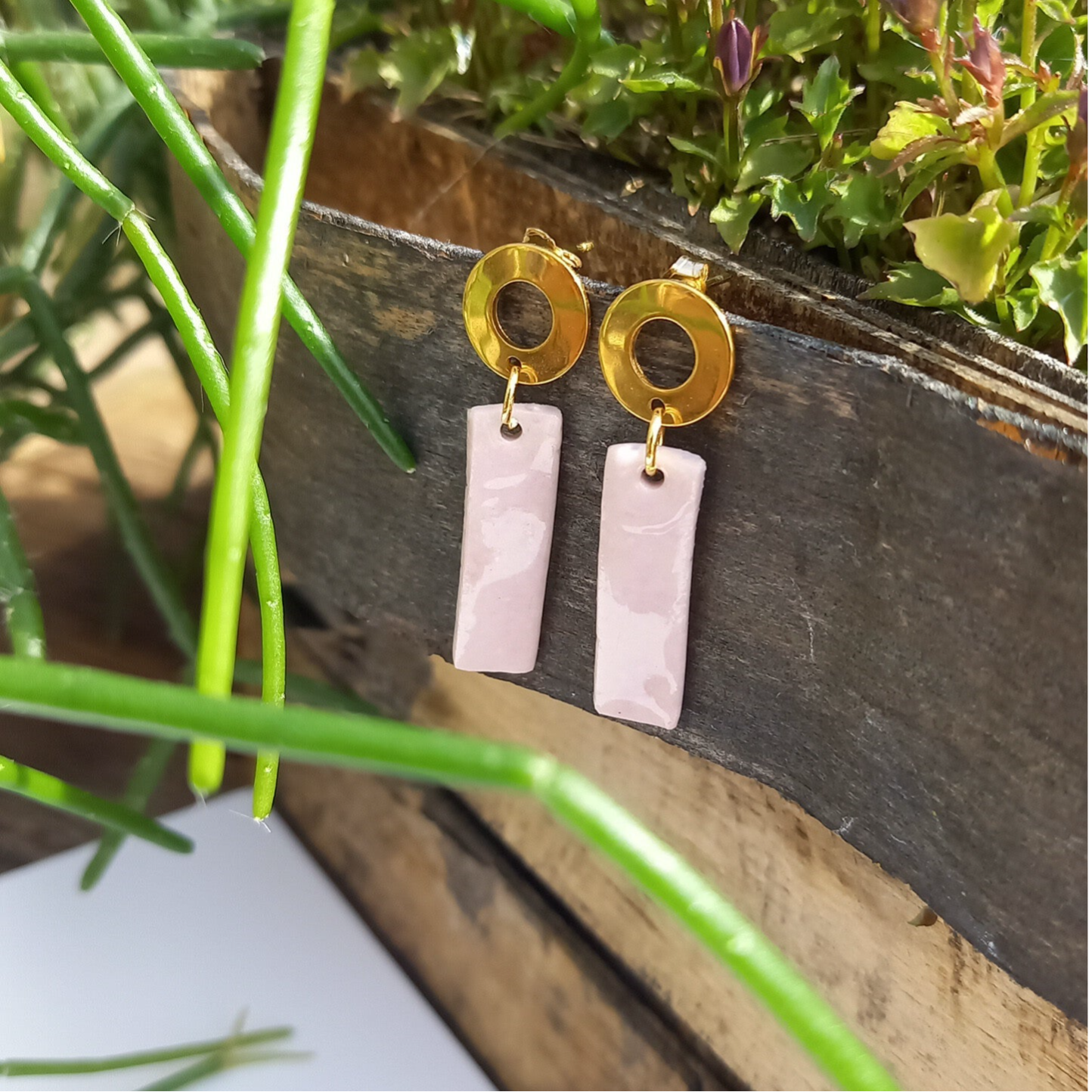 Pastel paars porseleinparel - RVS goud oorsteker