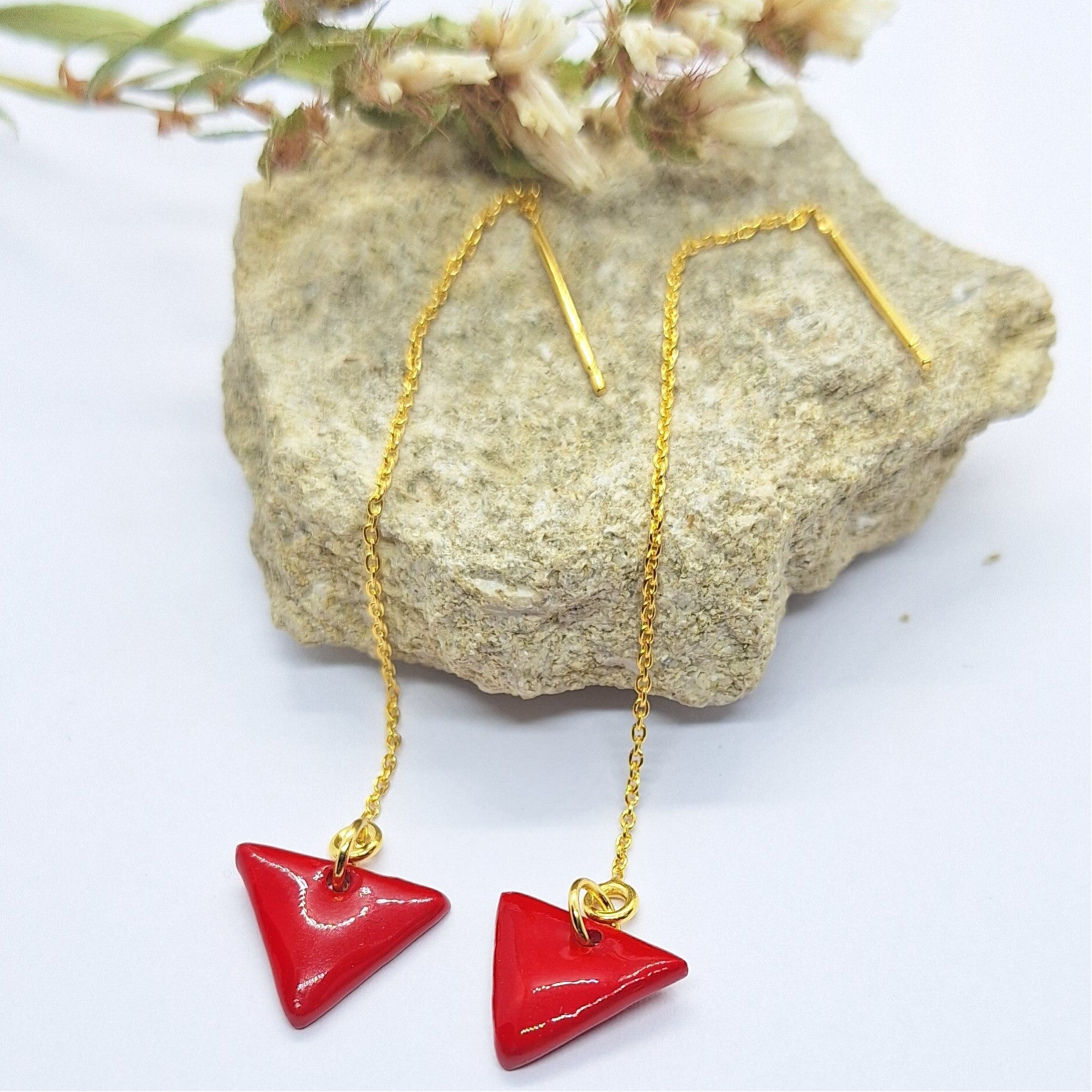 Rode driehoekige parels aan RVS gouden oorsteker - kettingoorbel