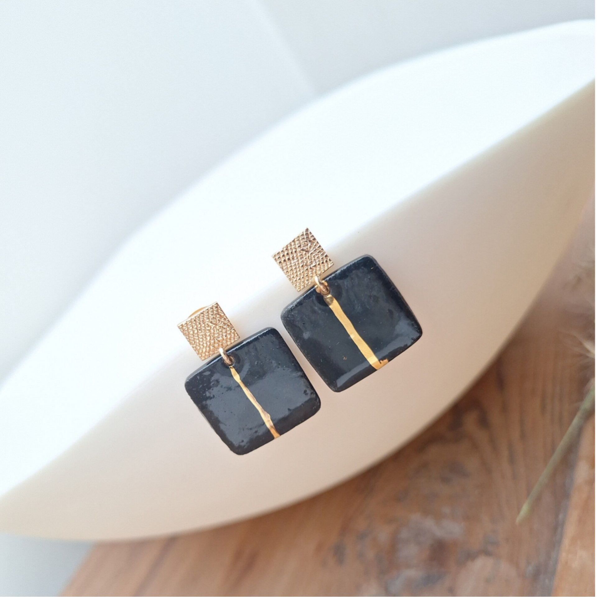 Gouden oorstekers met zwart gouden porseleinparel - RVS goud