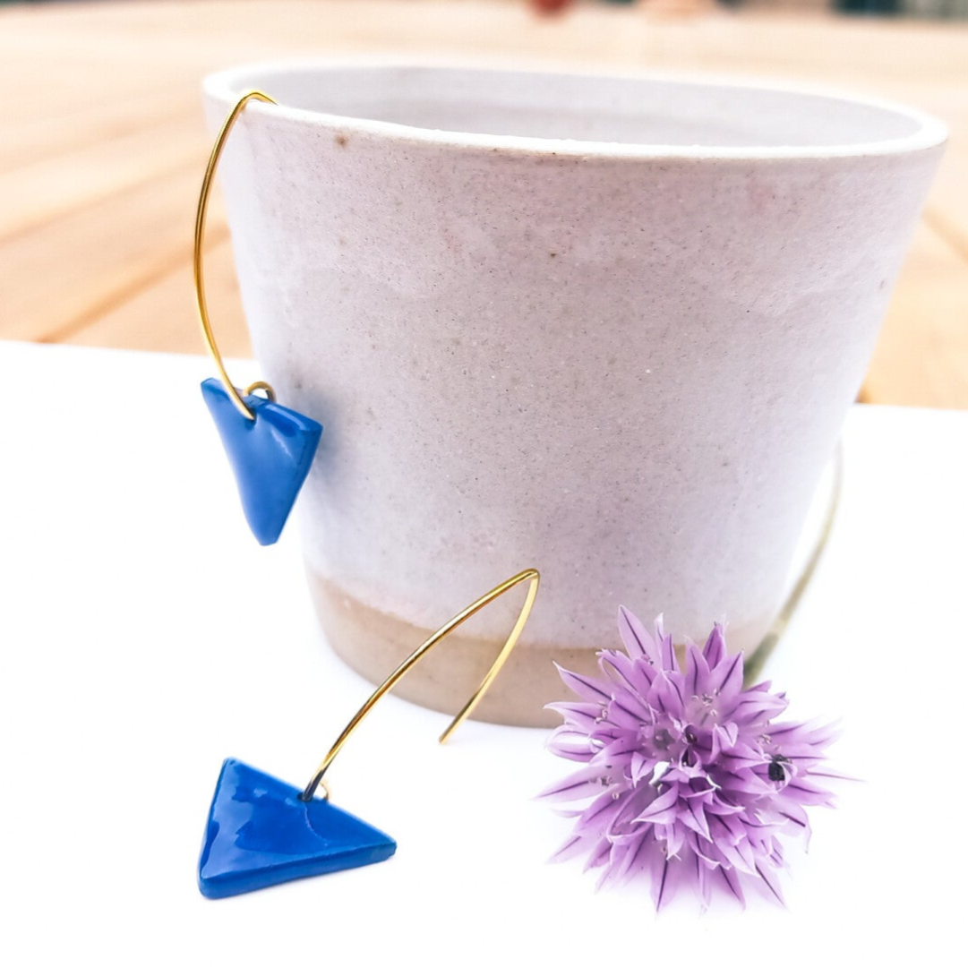 Blauw driehoekige parel - chirurgisch staal goud