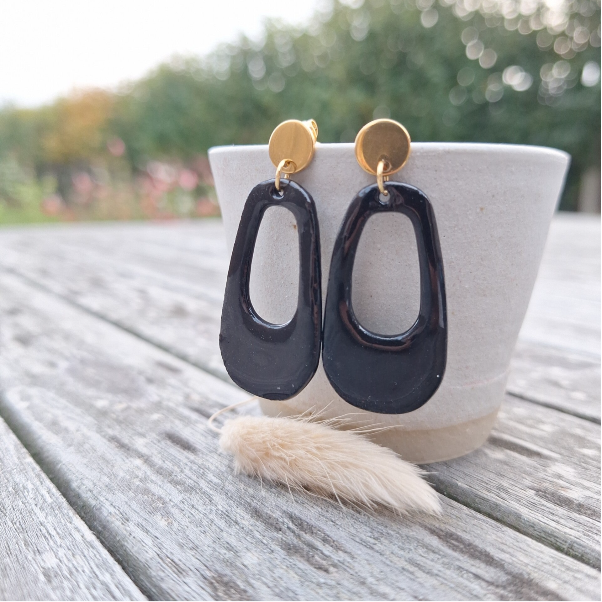 Zwarte porseleinparel - stainless steelen gouden oorsteker