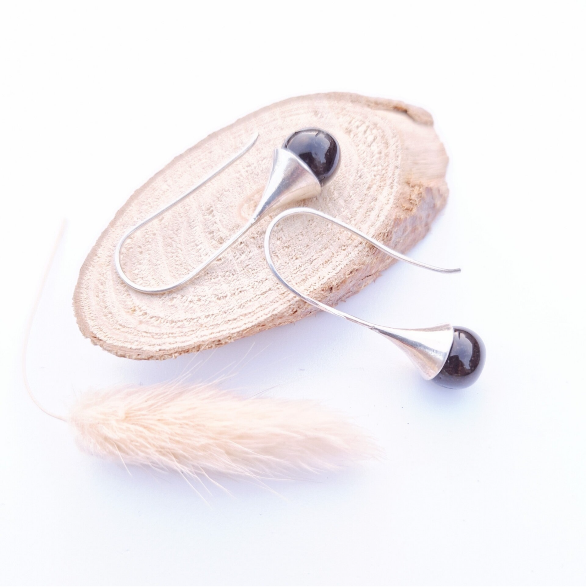 Zwarte porseleinparel - zilver (AG925) druppelvormige oorhanger