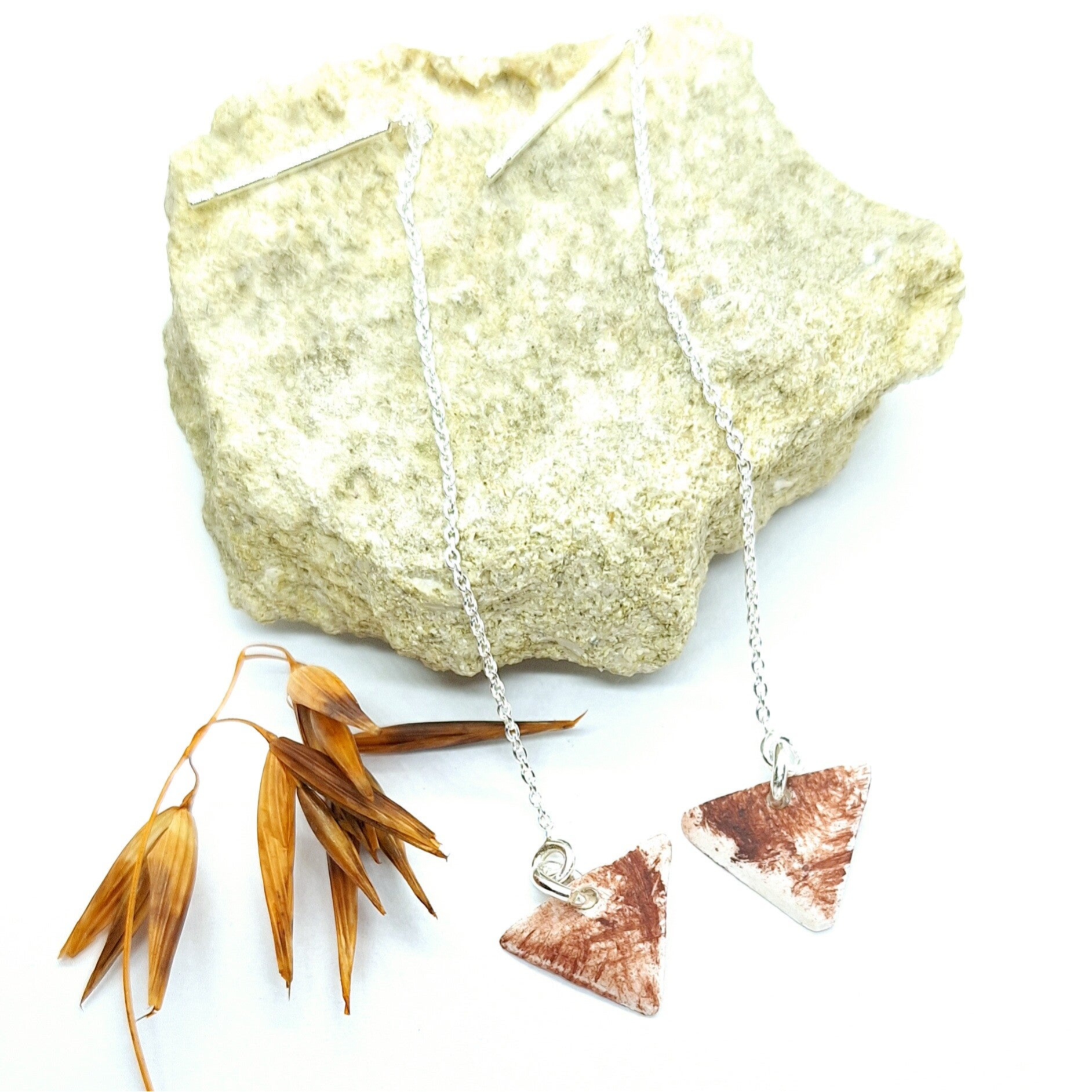 Roodbruine driehoekige parels aan RVS gouden oorsteker