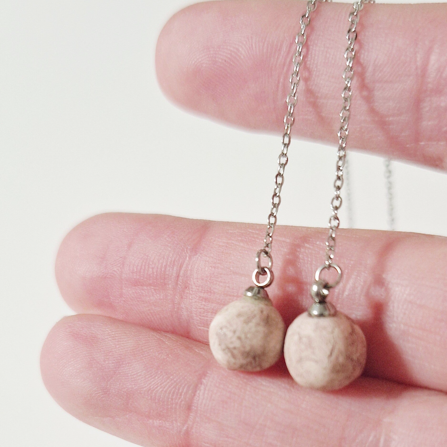 Gemarmerd oud wit bolletjes - RVS zilveren oorbelketting