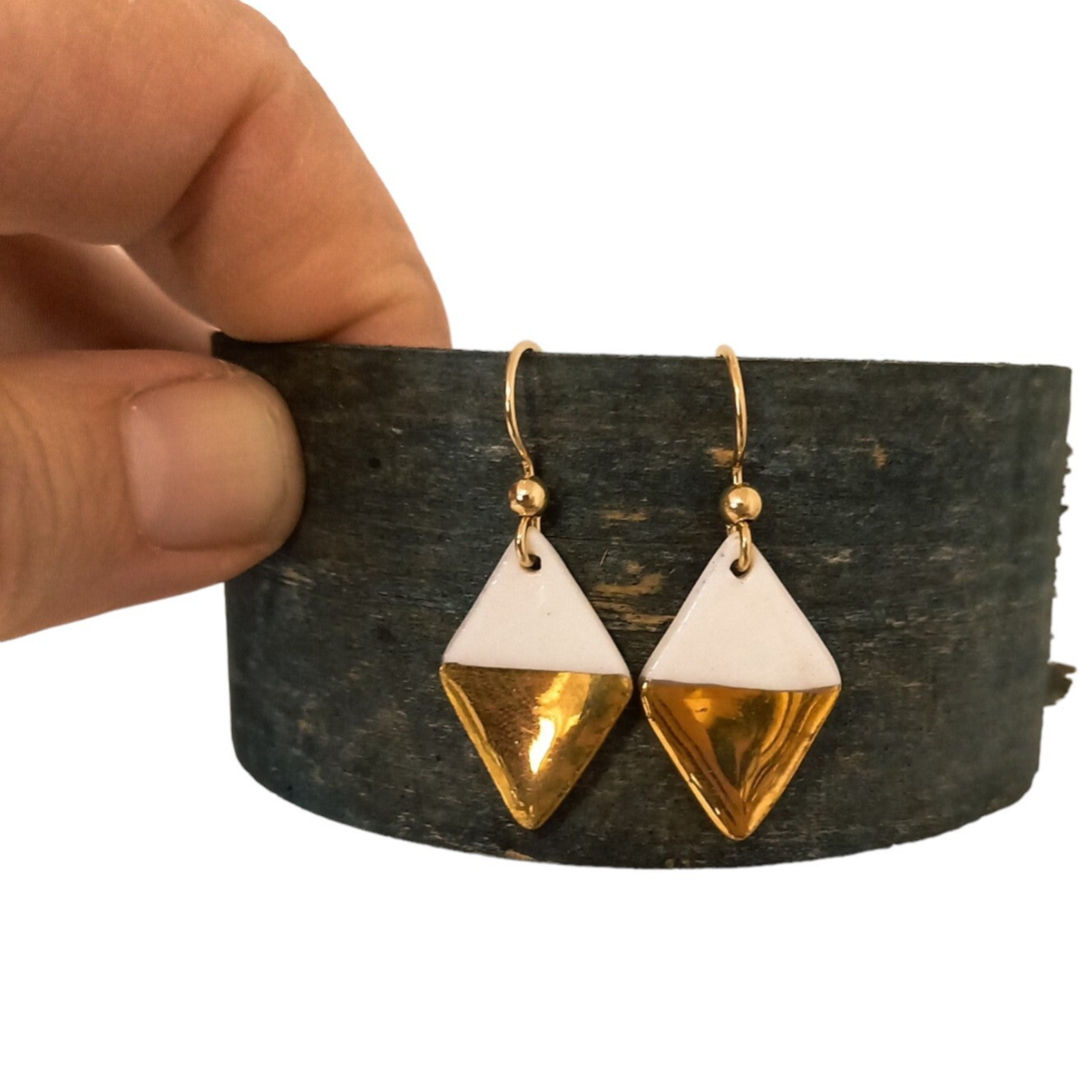 Wit porselein parels met goudluster - RVS gouden oorhanger