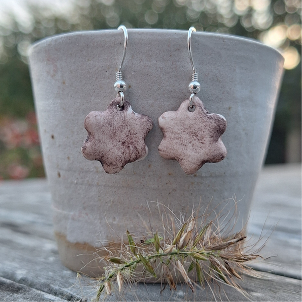 Gemarmerd witte bloem oorbelletjes, echt zilver (AG925) oorhaken