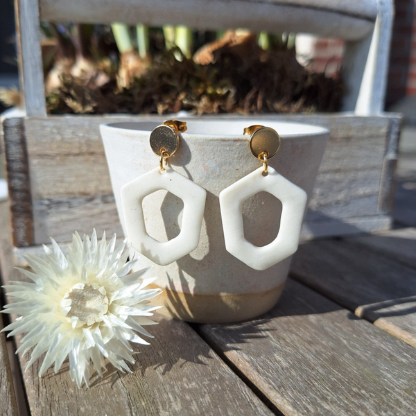 Witte zeshoekige porseleinparel - RVS goud ronde oorsteker