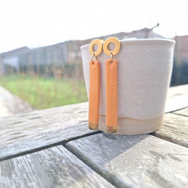 Lange oranje porseleinparel - RVS goud oorsteker