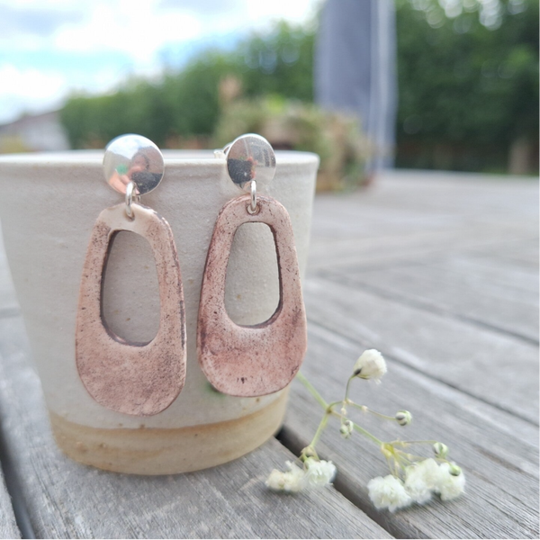 Gemarmerd witte porseleinparel - echt zilver oorsteker