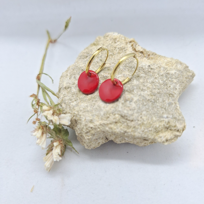 Kleine goldfilled ooringen met rode porseleinparel