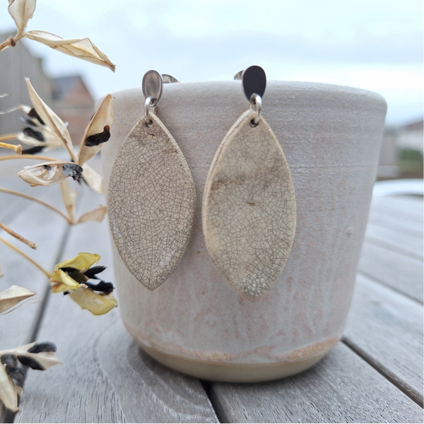 Wit raku oorhangers aan RVS oorsteker