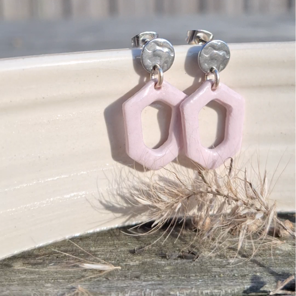 Licht pastel paars zeshoekige porseleinparel - RVS zilver ronde oorsteker