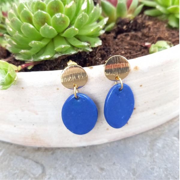 Blauwe ovalen porselein parels - chirurgisch staal goud