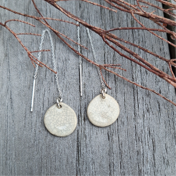 Wit raku ronde parels aan RVS zilveren oorsteker