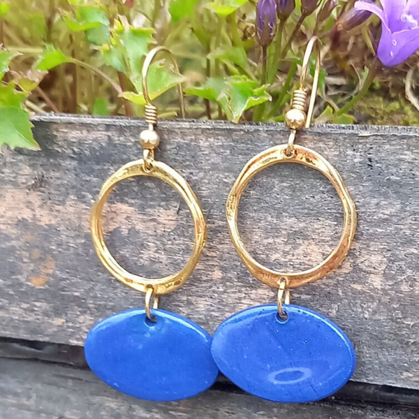 Blauwe ovalen porselein parels - chirurgisch staal gouden oorhanger