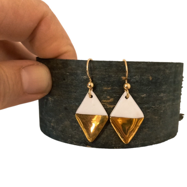 Wit porselein parels met goudluster - RVS gouden oorhanger