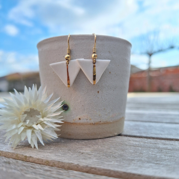 Porselein wit driehoekjes met vermeil gouden oorhangers