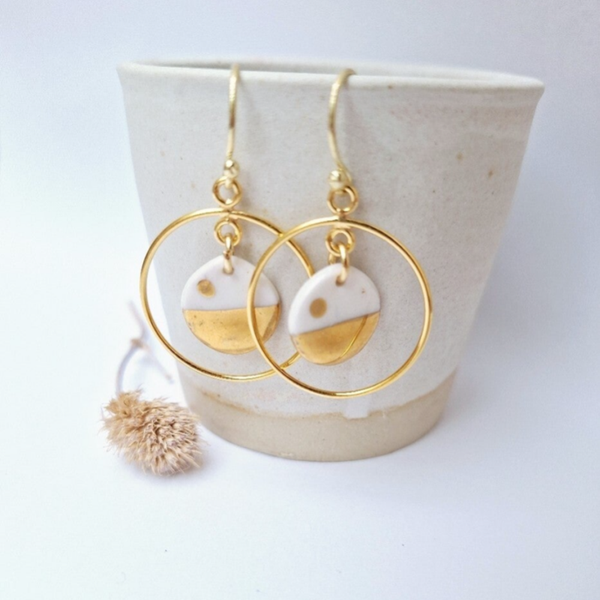 Vermeil goud creool met witte porseleinparel