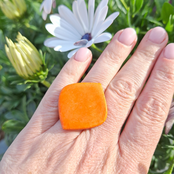 Warm oranje porseleinparel - verstelbare ring - zilver
