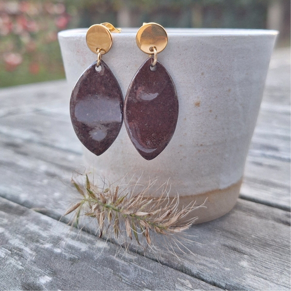 Bladvorm bruine lange oorbellen - RVS goud