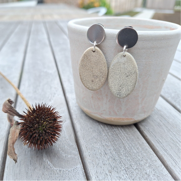 Wit raku ovalen oorhangers aan RVS zilveren oorsteker