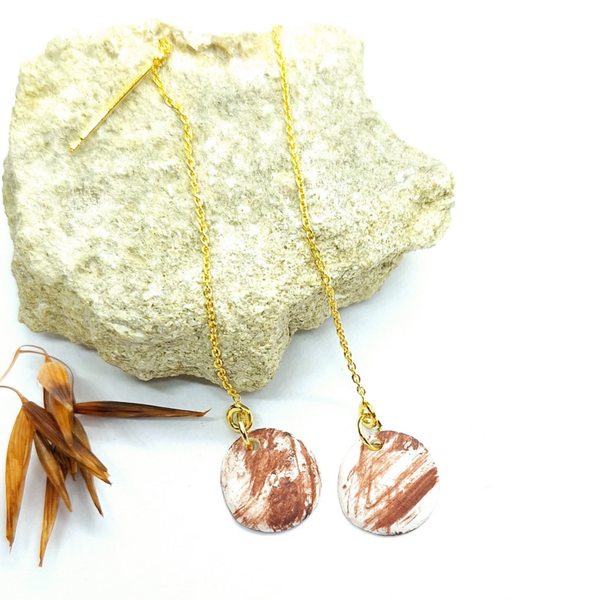 Roodbruine ronde parels aan RVS gouden oorsteker