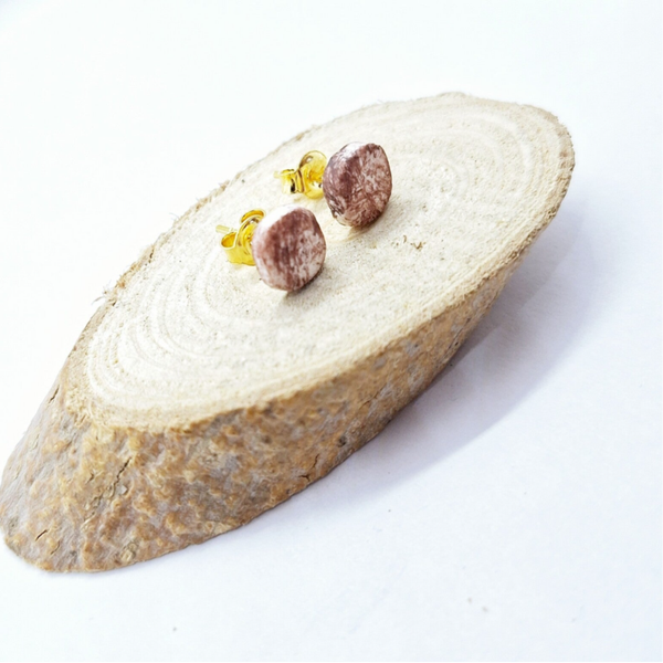 Roodbruine vierkant porseleinparels aan vermeil goud oorstekers