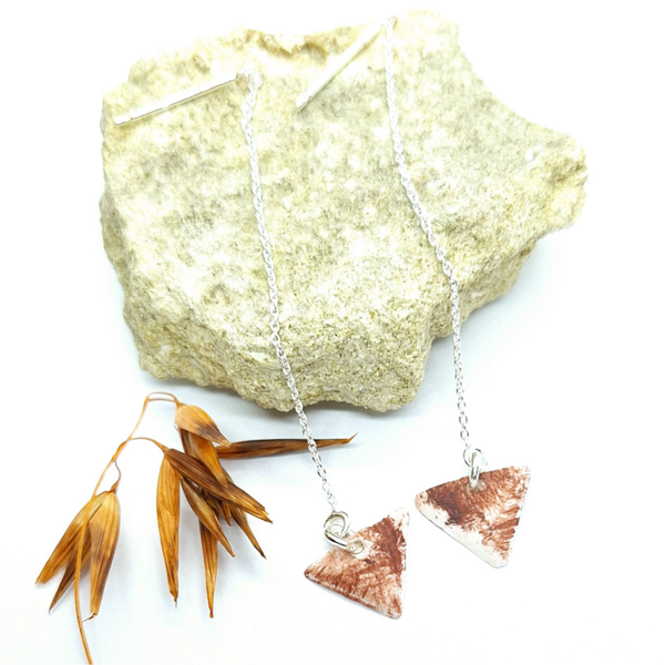 Roodbruine driehoekige parels aan RVS gouden oorsteker