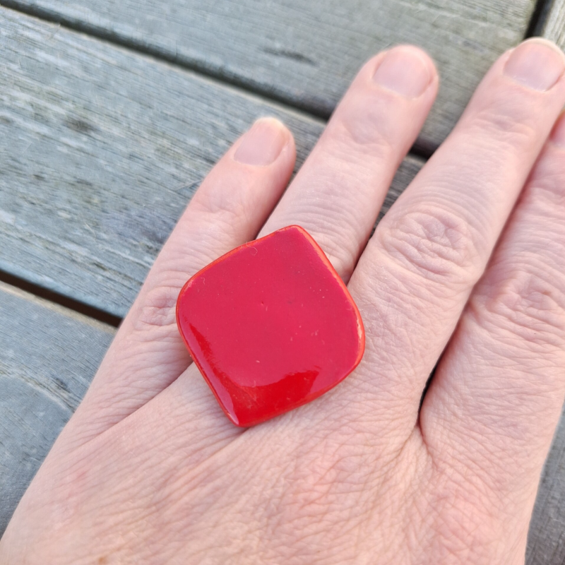 Rode ruitvormige verstelbare ring