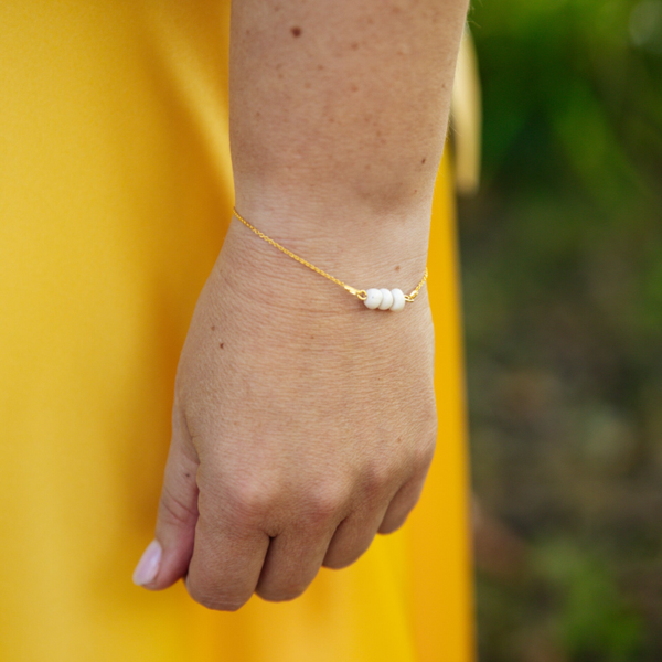 Gouden armband met witte porseleinparels