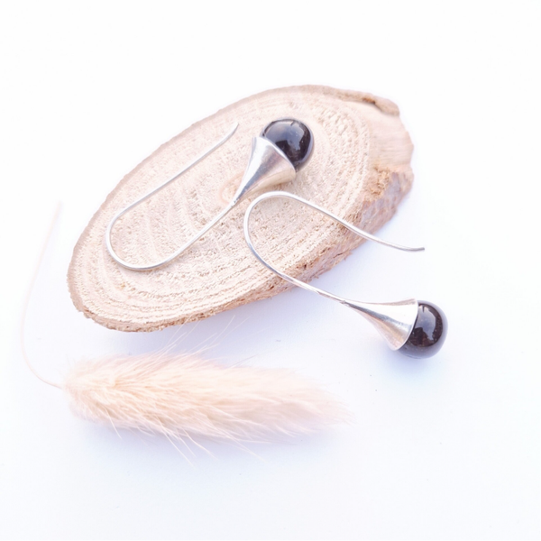 Zwarte porseleinparel - zilver (AG925) druppelvormige oorhanger